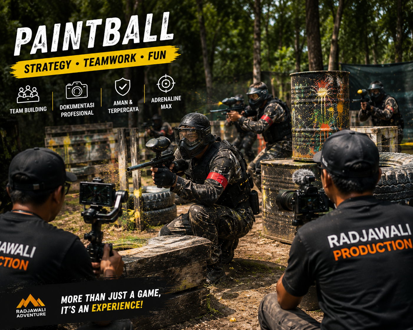 Peserta bermain paintball di arena hutan